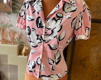 1940s reproduction pink black and white cotton blouse. waist 32” bust 36”