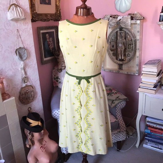 1950s yellow linen dress with embroidered flowers… - image 1