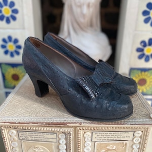 Classic 1940s navy reptile pattern  leather shoes with huge bow. Size 3.5/4