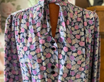 1940s purple pink  floral crepe blouson blouse with black glass buttons. m/L