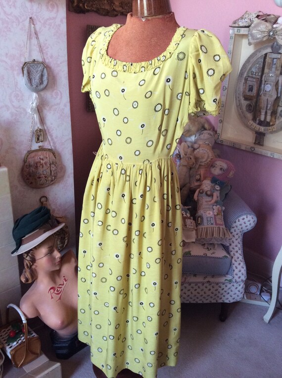 Pretty 1930s yellow dress with daisy print and pu… - image 3
