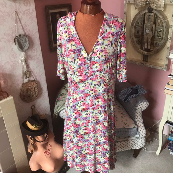 1940s reproduction dress in floral jersey. Volup.