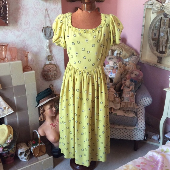 Pretty 1930s yellow dress with daisy print and pu… - image 1