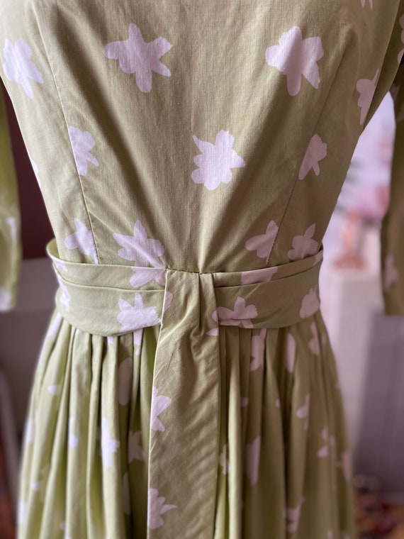 Vintage 1950s lime green and white floral cotton … - image 5