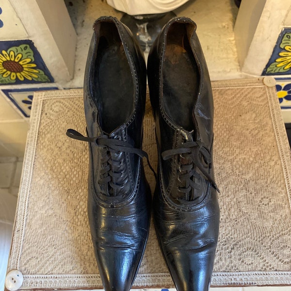 Antique Victorian Edwardian black leather lace-up shoes. Extremely slim. Uk 4