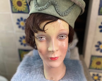 1930s 1940s pale green wool felt pillbox tilt hat. VGC