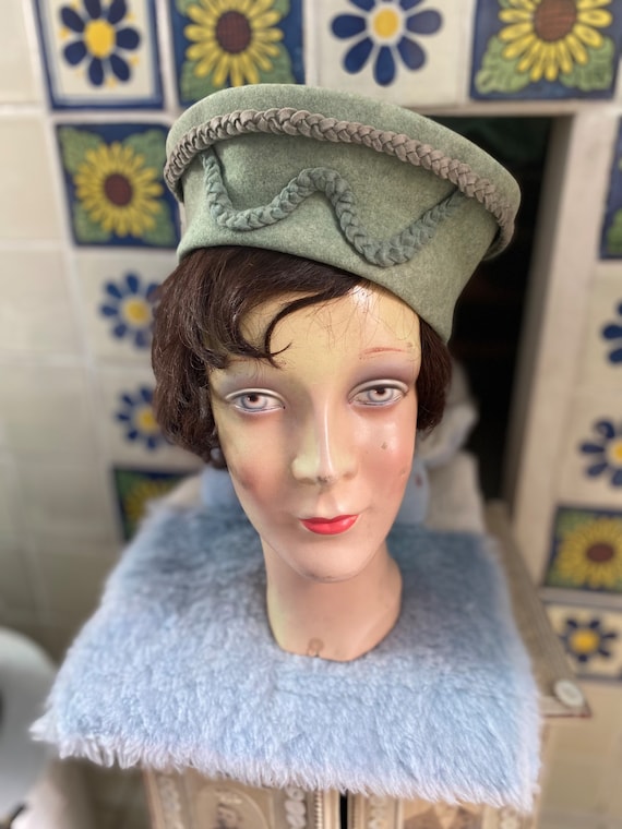 1930s 1940s pale green wool felt pillbox tilt hat… - image 1