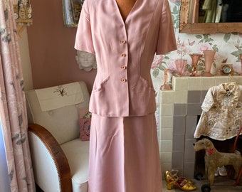 vintage 1950s short sleeved pink cotton skirt suit. waist 30”