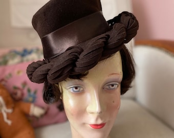 1940s vintage brown felt perch tilt hat. Vgc.