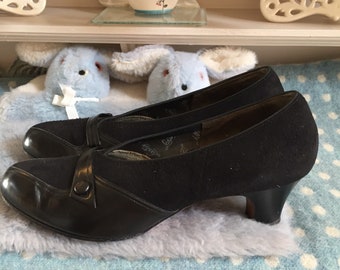 1940s / 1950s black suede & leather court shoes with kitten heel and button detail. Nice condition, v well looked-after. Size: 3B