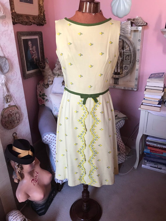 1950s yellow linen dress with embroidered flowers… - image 4