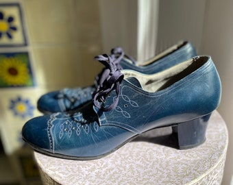 1930s navy blue lace up brogue shoes. very narrow. size uk 5.5/6
