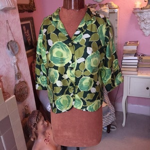 1950s green abstract rose print silky rayon  cropped jacket. Size M
