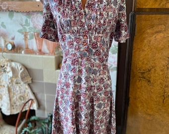 vintage jurk uit de late jaren 40 met bruine en paarse dennenappelprint. w 29”