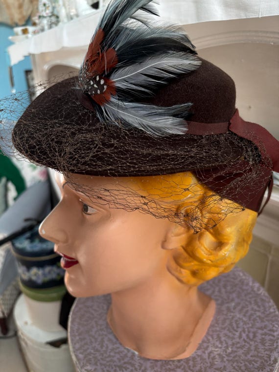ELABORATE 1940s\' BROWN FELT TOQUE + TOPSTITCHING, 2 GOLD RINGS & BLUE FEATHERS 1940s Feather Fascinator Hat | Brown Quail Feather Saucer  main image 2