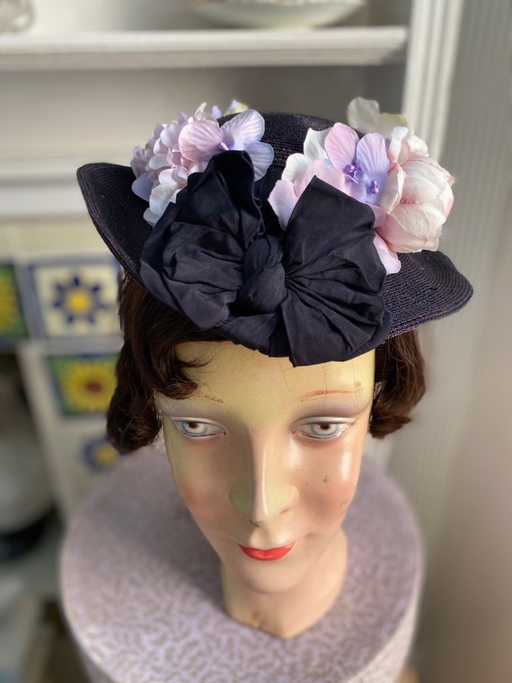 1940s blue black straw perch hat with violet flowe