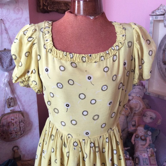 Pretty 1930s yellow dress with daisy print and pu… - image 2