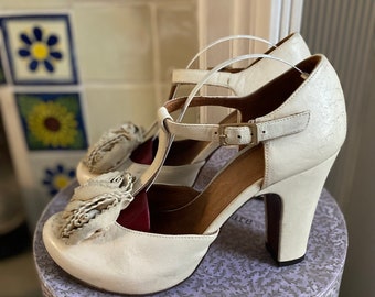 Vintage 1940s style ivory leather Chie Mihara sandals with rosette. Uk 5.5