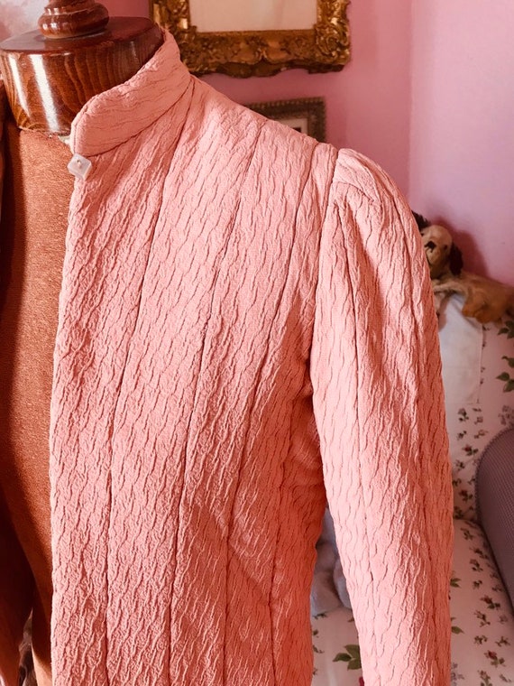 1930s quilted deco bed jacket in textured peach c… - image 3