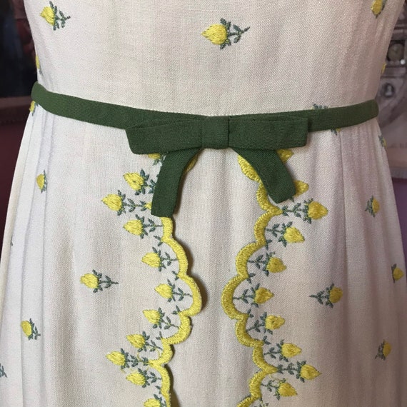 1950s yellow linen dress with embroidered flowers… - image 2