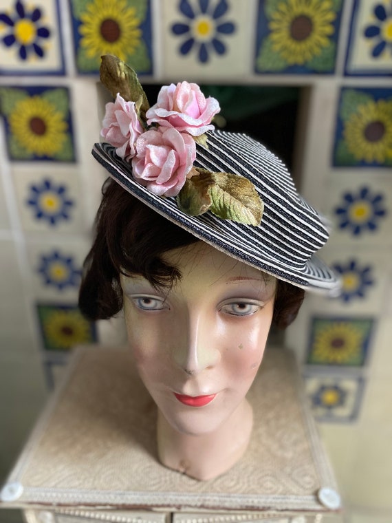 1930s/1940s grey striped hat with pink flower det… - image 1