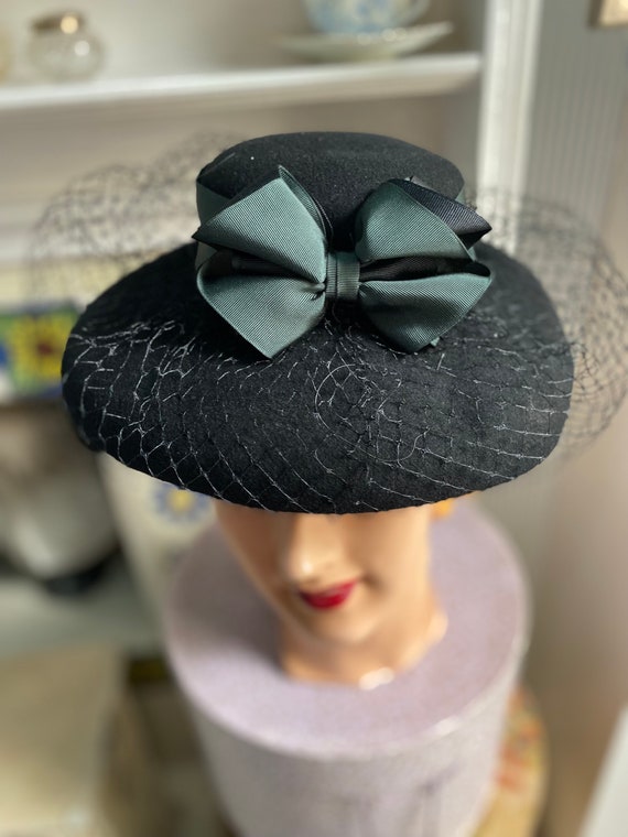 1940s black wool felt perch hat with green grey b… - image 2