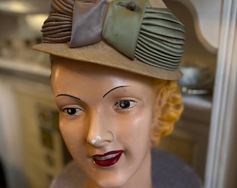 1930s 1940s fine beige straw hat with satin band.