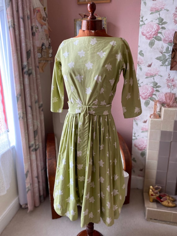 Vintage 1950s lime green and white floral cotton … - image 2