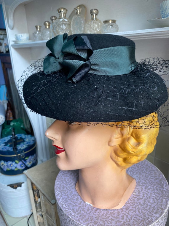 1940s black wool felt perch hat with green grey b… - image 7