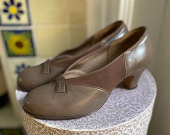 1940s vintage mushroom brown leather and suede Diana shoes with bow. Deadstock uk 5