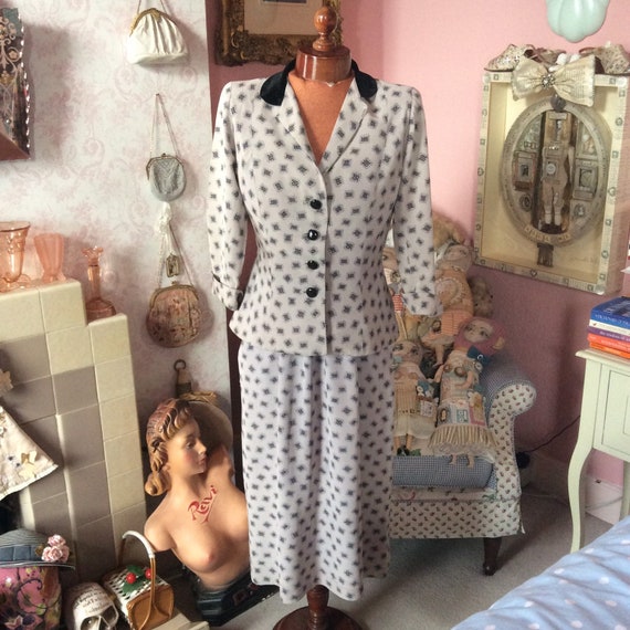 Vintage 1940s Heavyweight Rayon Suit in Beige Abstract Print With 