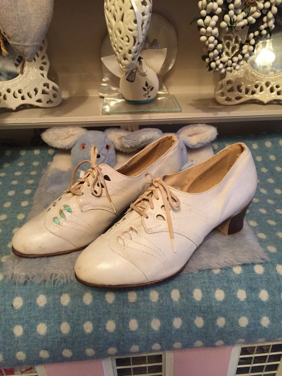 1930s / 1940s Art Deco lace-up open-work shoes in