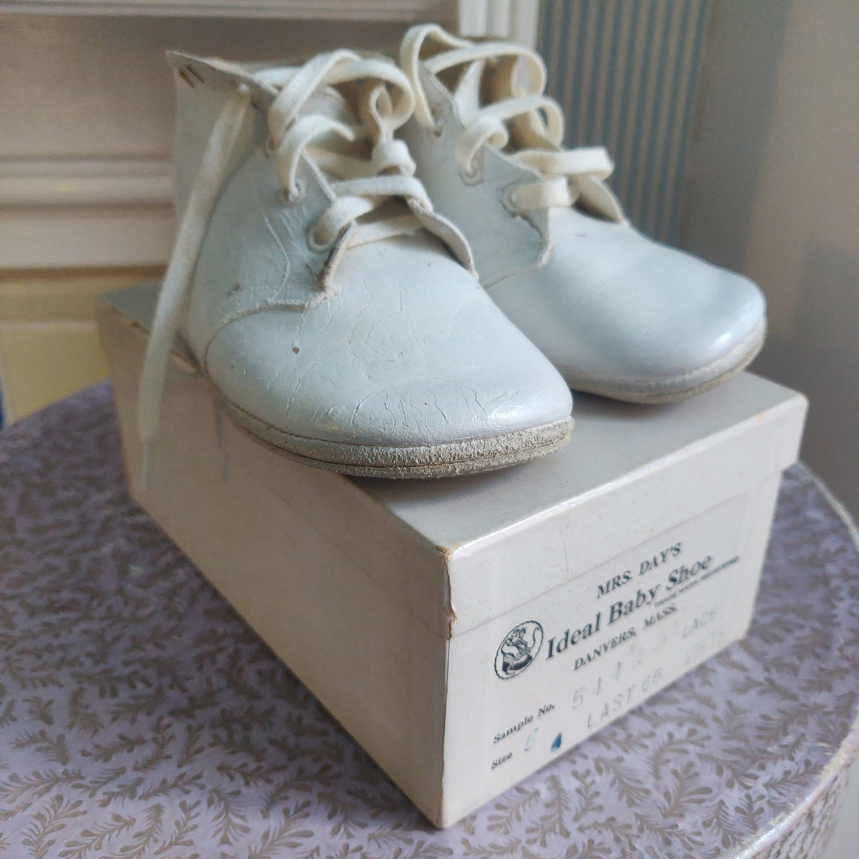 Vintage 1950s baby shoes booties, original box & leaflet. White…