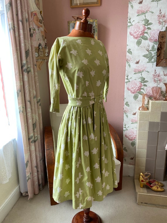 Vintage 1950s lime green and white floral cotton … - image 3