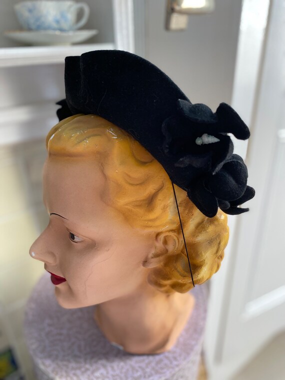 1940s black felt wool half hat with flowers and s… - image 7