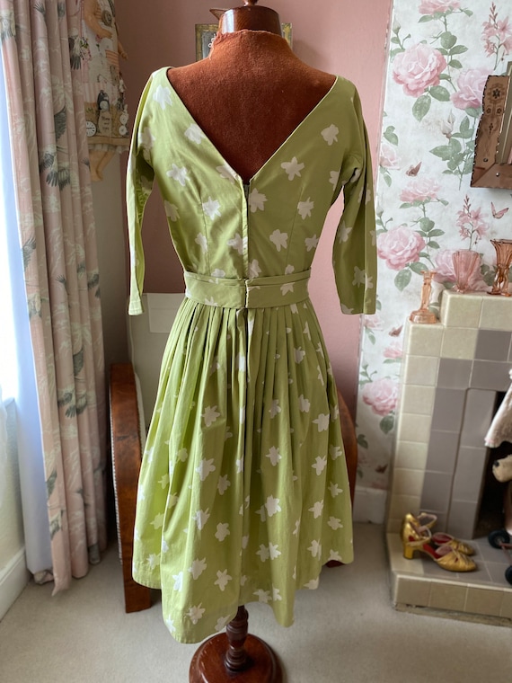 Vintage 1950s lime green and white floral cotton … - image 4