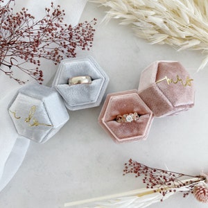 Boîte de bague de velours de fiançailles, boîte d’anneau de Mme, boîte dusty d’anneau de rose, boîte d’anneau hexagonale s’il et siens
