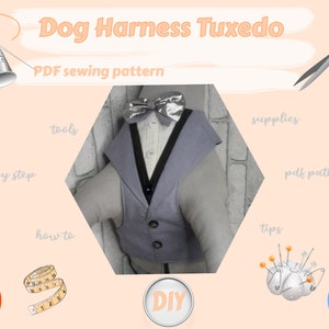 Pu&ograve; includere: Un modello di cucito PDF per un tuxedo da imbracatura per cani. Il modello include istruzioni passo passo, strumenti, forniture e suggerimenti. L'immagine mostra un'imbracatura da tuxedo grigia su un cane di peluche.