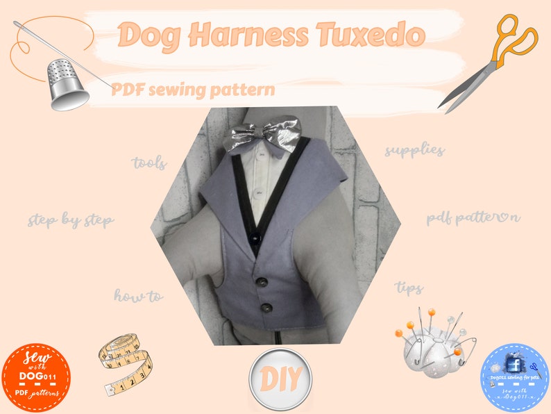 Pu&ograve; includere: Un modello di cucito PDF per un tuxedo da imbracatura per cani. Il modello include istruzioni passo passo, strumenti, forniture e suggerimenti. L'immagine mostra un'imbracatura da tuxedo grigia su un cane di peluche.