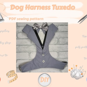 Pu&ograve; includere: Un modello di cucito fai-da-te per un harness da smoking per cani. Il modello include istruzioni, suggerimenti e strumenti per realizzare un harness da smoking grigio per cani. L'harness &egrave; dotato di un papillon e bottoni.