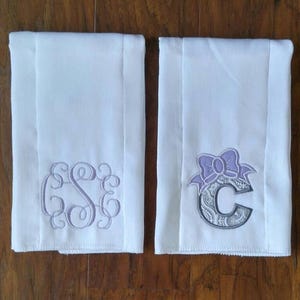 Juego de paños para eructar bordados personalizados para niña, regalo para baby shower, paño para eructar para niña, letra con lazo y monograma, juego de paños para eructar bordados para bebé