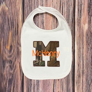 Personalized embroidered camo baby bib, baby shower gift, camo fabric and name, cute baby boy gift, cute baby girl gift, white baby bib