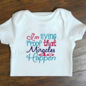 Ich lebe der Beweis dafür, dass Wunder funktionieren, bestickter Baby-Body für Jungen oder Mädchen, Wunder-Strampler, Baby-Dusche-Geschenk, Baby-Geschenk, Regenbogenbaby