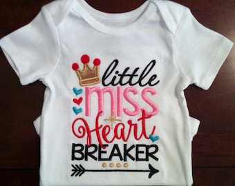 Little Miss Heart Breaker bestickter Body, süßes Mädchen Rüschen Shirt, süßes Baby Outfit, Valentinstag Shirt, Kleinkind Shirt, Valentinstag Shirt