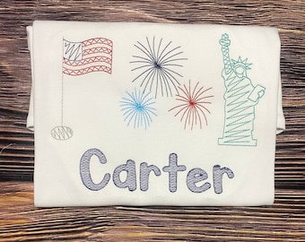 Fourth of July geborduurd shirt, gepersonaliseerd 4 juli-shirt, babyshowercadeau, 4 juli-outfit, vuurwerkshirt, schattig jongensshirt