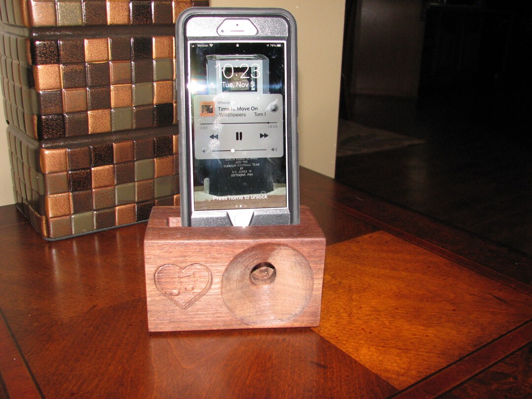 IPhone Music Amplifier Walnut Wood Carved Speaker Compatible With