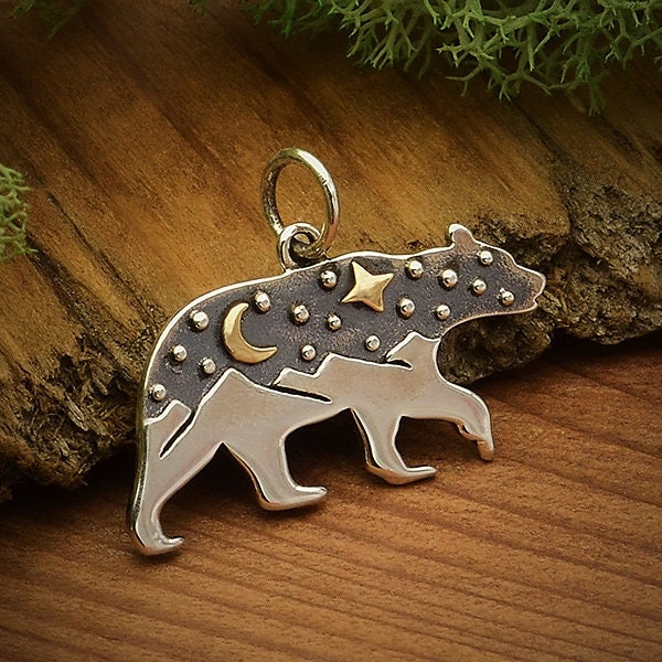 Charme d'ours en argent sterling avec des montagnes et une lune et une étoile en bronze, collier d'ours, cadeau d'amant d'ours, charme d'ours grizzly, bijoux d'ours grizzly