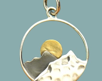 Silber-Gebirgskette Anhänger mit Bronze Sonne, Bergkette, Berg Bronze Sonne, Abenteuer Liebhaber Geschenk, Natur Charm Schmuck