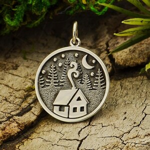 Cabin Charm aus Sterlingsilber mit Bäumen und Mond, Camping Charm, Outdoor Charm, Natur Charm, Angeln Charm, Wandern Charm, Reise Charm