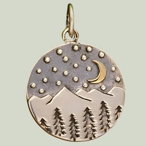 Sterling Silber Berg Anhänger mit Bäumen und Bronze Mond, Gebirgskette Charme, Kiefer Bäume Charme, Natur-Liebhaber-Geschenk, Nachthimmel Schmuck